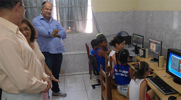 Tia Chica apresenta para os diretores da ACETO a sala de informática da creche, onde as crianças recebem aulas gratuitamente
