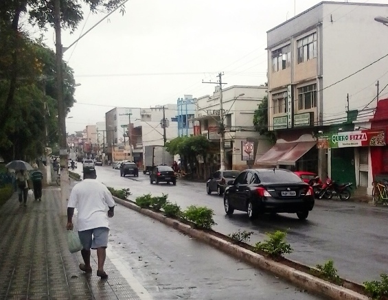Após onda de calor, a cidade amanheceu nesta segunda-feira com tempo nublado e chuva ao longo do dia (iniciada ainda na noite do domingo)
