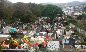 Centenas de pessoas visitaram o cemitério municipal João Gabriel da Costa neste domingo 