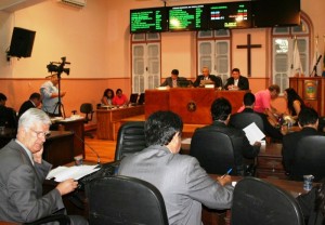 A Câmara Municipal, na sessão ordinária desta terça-feira, adiou a votação do projeto de Lei que estima a receita e fixa a despesa do município para o exercício de 2015