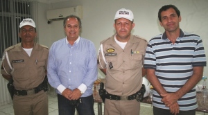 Militares com o presidente do Sindcomércio, Iesser Lauar e o secretário de Obras, Semir Rachid