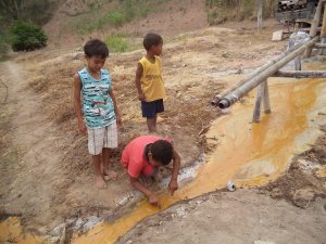 Crianças da comunidade de São Benedito contemplada com a instalação do poço artesiano
