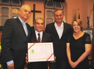 Deputado federal Ademir Camilo e o ex-vereador Adail Jaques durante entrega do título ao Juiz Newton Godinho