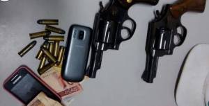 A PM informa que apreendeu dois revólveres calibre 38 com os acusados, além de munição, dinheiro e dois celulares