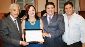 O vereador Felipe Barbosa entregou uma moção a enfermeira Launy, pelos relevantes trabalhos em prol da Saúde no município 