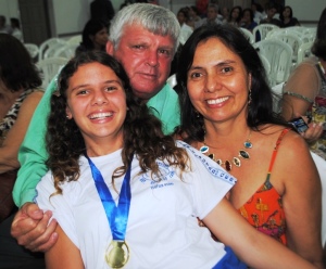 Aluna da Escola Estadual Geraldo Landi, Clara Fiedler com os seus pais