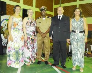 A diretora Ana, a vice-diretora Jane,  major Evandro (ACO), o diretor administrativo, coronel Gilson Alves e sua esposa, Sueli 