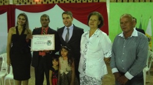 Vereador Pastor Dill entregando o Título de Cidadão Honorário de Catuji ao prefeito Fúvio Luziano Serafim, este acompanhado pela esposa, filhas e por seus pais