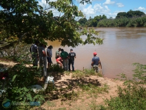 Os bombeiros, com a ajuda do pescador que localizou o corpo em meio ao rio, durante os trabalhos de remoção do cadáver