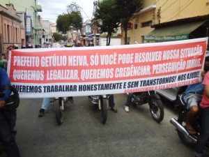 À frente do protesto os motociclistas levavam uma faixa de apelo ao prefeito da cidade