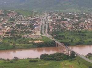 BR-116 será fechada em protesto por reforma de ponte sobre o Jequitinhonha em Itaobim