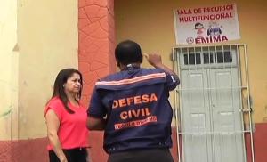 O coordenador da Defesa Civil, Ernani Batista, orienta a vice-diretora da EMIMA, Núbia Salzmann, sobre a decisão de interditar as salas