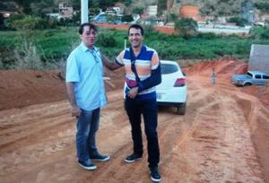 Secretário Alemão e o vereador Renan Pereira durante vistoria a obra da pista de cooper no bairro Ipiranga, reivindicada pelo parlamentar
