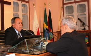 Presidente da Câmara, Northon Neiva, conversa com o vereador Dedeu Baterias antes do início da sessão ordinária