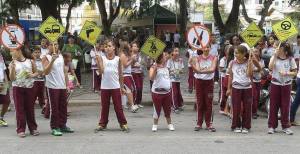 Alunos da Escola Municipal Irmã Maria Amália durante campanha na Praça Tiradentes