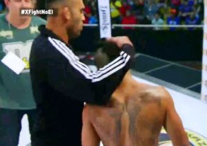 O atleta recebeu os cumprimentos do técnico Celso Farpado após a luta