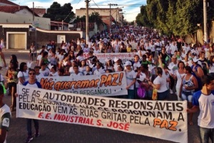 Moradores de Araçuaí participaram de caminhada pela paz