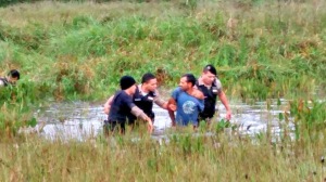 Um dos suspeitos foi detido pelos militares escondido dentro de uma lagoa na zona rural do município