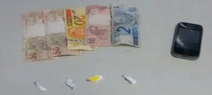No Frei Dimas foram apreendidos 4 papelotes de cocaína, um aparelho celular e R$ 132 em dinheiro