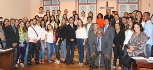 Vereadores ladeados pela coordenadora do curso de Direito Liliane Menezes e os alunos do 2º período da DOCTUM