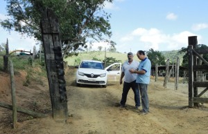 Secretário de Agropecuária e Abastecimento, João Bosco Jardim e Waddington Rocha, diretor de divisão marcando geograficamente a estrada, para instalação dos mata-burros