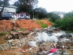 Terreno próximo a Escola Irmã Maria Amália vira depósito de lixo