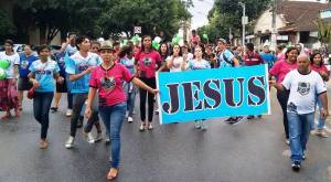 Fiéis durante o percurso da Marcha para Jesus