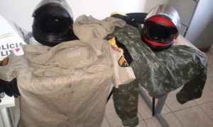 Uma farda de sargento da PM e um casaco do exército brasileiro também estavam entre os materiais apreendidos