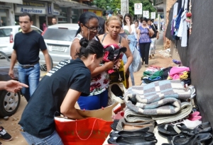 Campanha “Cabide solidário” disponibiliza no centro da cidade roupas e agasalhos para quem precisa