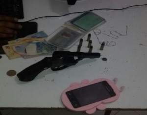 Revólver calibre 38, seis cartuchos intactos do mesmo calibre, a quantia de R$49,50, um aparelho celular e um cordão de prata apreendidos pela Polícia Militar