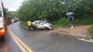 Um veículo Siena bateu contra a lateral de uma carreta carregada com toras de madeira na tarde deste domingo, na MG 117, em Itamarandiba