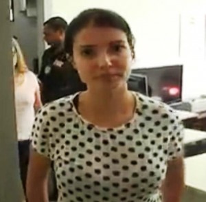 Helena Bárbara Ruas Coelho, ex-namorada do pedrista assassinado e atual namorada do autor confesso do homicídio durante chegada a Delegacia Regional de Polícia Civil de Teófilo Otoni