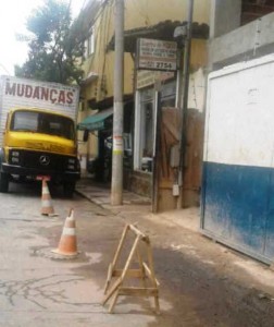 Para reservar vagas de estacionamento nas vias públicas, os comerciantes tem utilizados vários objetos para demarcar o espaço