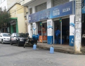 Mais uma área cercada, desta vez por galões de água mineral