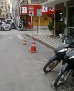 Neste trecho da avenida não há placa de ‘carga e descarga’, no entanto, o comerciante achou por bem reservar todo o espaço ao longo da via