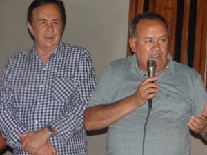  Ladeado pelo prefeito Getúlio Neiva e por dirigentes da associação (à direita), o vereador Northon Neiva falou aos moradores do bairro São Pedro