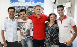 O jovem cantor Caio Nunes ladeado pelos funcionários da Assessoria da Comunicação: Klédson Moreira, Mauro de Souza, Bruna Cruz e Gabriel Martins