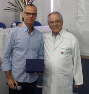 Entrega de Placa de Reconhecimento ao médico Aurélio Augusto Guedes 