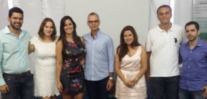 Turma de Residência Médica do Hospital Santa Rosália ladeada pelos coordenadores 