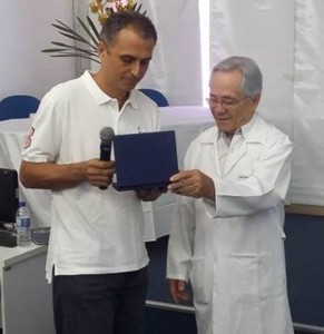 Entrega de Placa de Reconhecimento concedida ao médico Júlio César Campos 