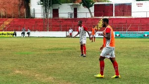A comissão técnica busca manter o foco da equipe durante os treinos 