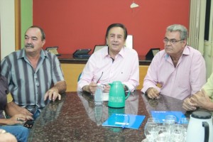 Getúlio ladeado pelo novo Secretário Municipal de Integração, Trabalho, Emprego e Renda, Vânio Amaral e o novo Secretário de Agropecuária e Abastecimento, Luciano Ramos