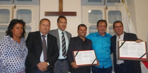 Prefeito Getúlio Neiva, parlamentares e homenageados durante a sessão na Casa Legislativa