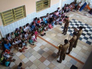 Criançada durante o proejo de Musicoterapia