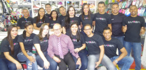 Empresário Tião da Jhiane ladeado pela equipe da loja