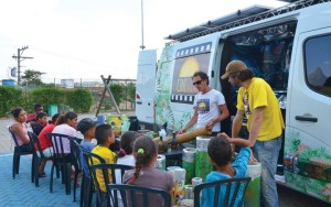 Tudo funciona a partir de uma van equipada com placas solares que possibilitam, através de um sistema conversor de energia solar para elétrica, a exibição de filmes e apresentações artísticas