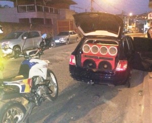 Segundo a PM, a infração é grave, com previsão de cinco pontos e multa no valor de R$195,23