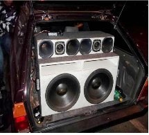 De acordo com a Resolução do Contram, fica proibida a utilização, em veículos de qualquer espécie, de equipamento que produza som audível pelo lado externo, independentemente do volume ou frequência