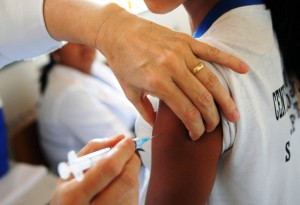 A vacina contra febre amarela, por exemplo, deve ser administrada pelo menos dez dias antes da viagem para aqueles que nunca se vacinaram anteriormente