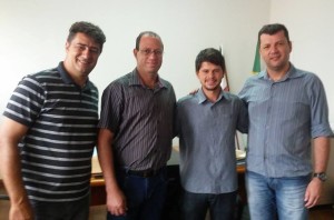 Por intermédio dos vereadores Cleuber Luiz (Capelinha) e Velson Geraldo (Veredinha), foi realizada uma reunião entre os prefeitos Tadeuzinho Abreu e Edilson Nunes com o objetivo de debater o problema enfrentado pelos moradores do povoado localizado na divisa entre os dois municípios